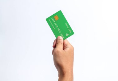 Adamın elinde kredi kartı, izole edilmiş beyaz arka plan.