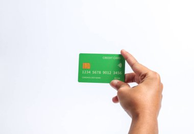 Adamın elinde kredi kartı, izole edilmiş beyaz arka plan.