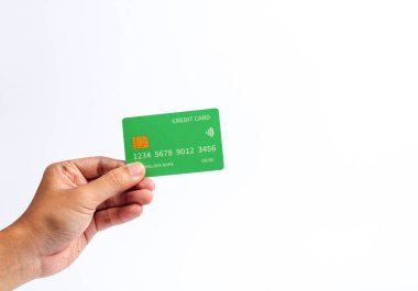 Adamın elinde kredi kartı, izole edilmiş beyaz arka plan.