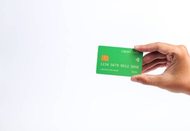 Adamın elinde kredi kartı, izole edilmiş beyaz arka plan.