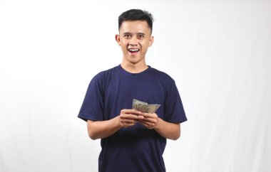 Asyalı adam dolar sayıyor. Çok mutlu, soyutlanmış beyaz bir geçmişi var.