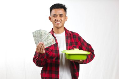 Yemek kutusu taşıyan Asyalı adam ve fatura hayranı, fast food promosyonu.