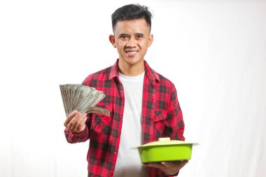 Yemek kutusu taşıyan Asyalı adam ve fatura hayranı, fast food promosyonu.