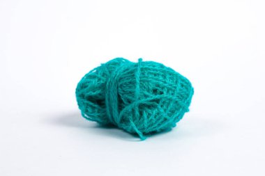 Yeşil yün iplik beyaz arka plan üzerinde izole.