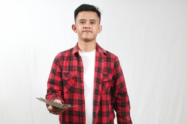 Asyalı bir adam beyaz arka planda izole edilmiş arkadaşına dolar veriyor.