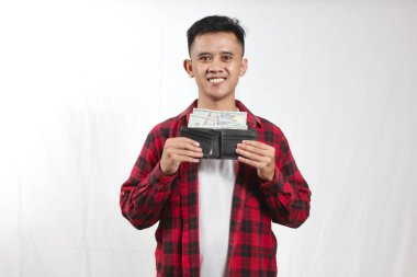 Beyaz arka planda izole edilmiş dolar dolu cüzdan taşıyan Asyalı bir adam.