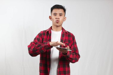 Paraları tutan Asyalı adam onları yere sermek istiyor.