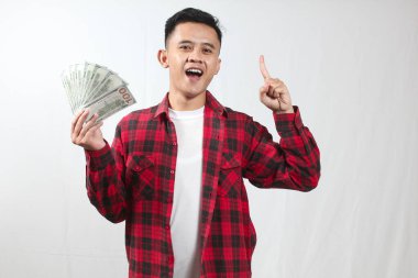 Asyalı adamın elinde bir sürü banknot tutarken parmağını kaldırması uzun vadeli bir iş planı.