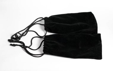 Beyaz arkaplanda izole edilmiş harici flaş kutusu için siyah kese