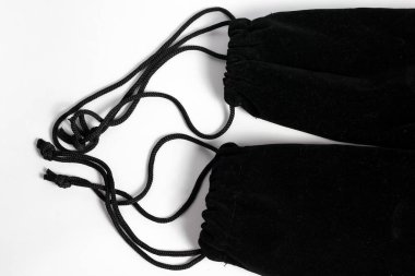 Beyaz arkaplanda izole edilmiş harici flaş kutusu için siyah kese