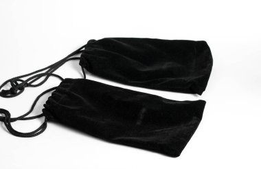 Beyaz arkaplanda izole edilmiş harici flaş kutusu için siyah kese