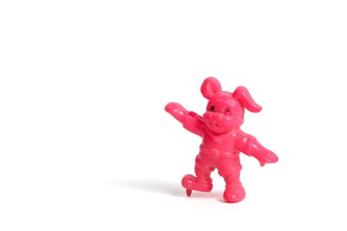 Beyaz arka planda izole edilmiş pembe oyuncak bebek.