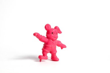 Beyaz arka planda izole edilmiş pembe oyuncak bebek.