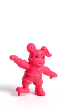 Beyaz arka planda izole edilmiş pembe oyuncak bebek.