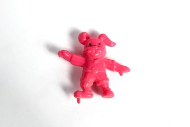 Beyaz arka planda izole edilmiş pembe oyuncak bebek.