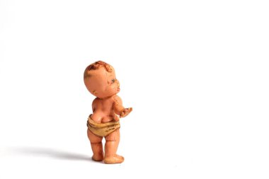 Beyaz arka planda izole bir şekilde duran kullanılmış bebek.