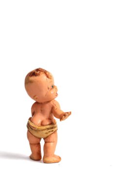 Beyaz arka planda izole bir şekilde duran kullanılmış bebek.