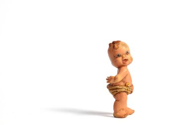 Beyaz arka planda izole bir şekilde duran kullanılmış bebek.