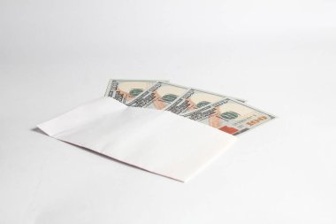Dolarlık banknotlar içeren zarf beyaz arkaplanda izole edilmiş.