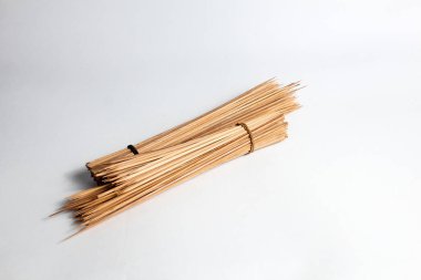 Beyaz arka planda bir sürü şiş var.