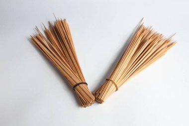 Beyaz arka planda bir sürü şiş var.