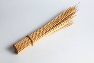 Beyaz arka planda izole edilmiş kauçukla bağlanmış bir sürü şiş.