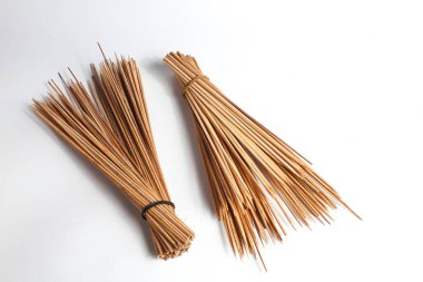 Beyaz arka planda izole edilmiş kauçukla bağlanmış bir sürü şiş.