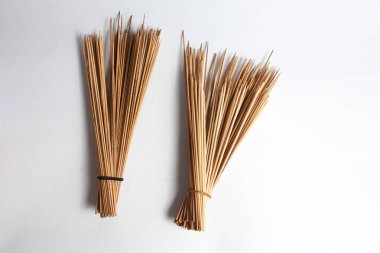 Beyaz arka planda izole edilmiş kauçukla bağlanmış bir sürü şiş.