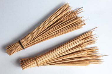 Beyaz arka planda izole edilmiş kauçukla bağlanmış bir sürü şiş.