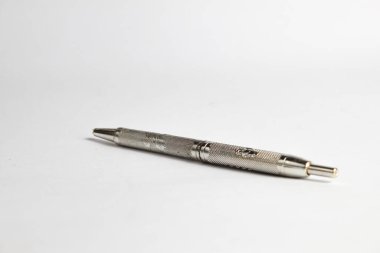 Beyaz arkaplanda izole edilmiş gümüş tükenmez kalem