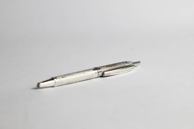 Beyaz arkaplanda izole edilmiş gümüş tükenmez kalem
