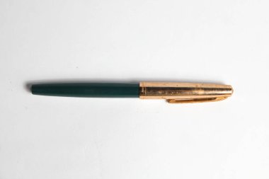 Beyaz arkaplanda izole edilmiş klasik kalem