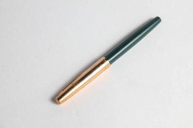 Beyaz arkaplanda izole edilmiş klasik kalem