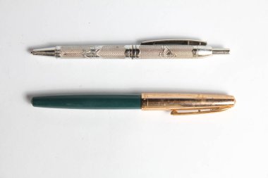 Beyaz arkaplanda izole edilmiş iki klasik kalem