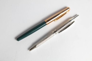 Beyaz arkaplanda izole edilmiş iki klasik kalem