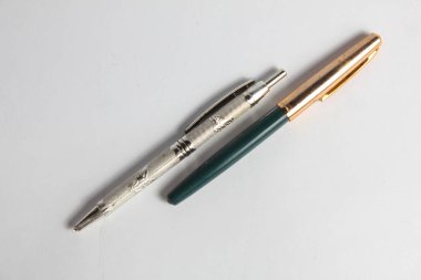 Beyaz arkaplanda izole edilmiş iki klasik kalem