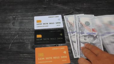 Hırsızın eli masadaki tüm dolarları ve kredi kartlarını aldı.