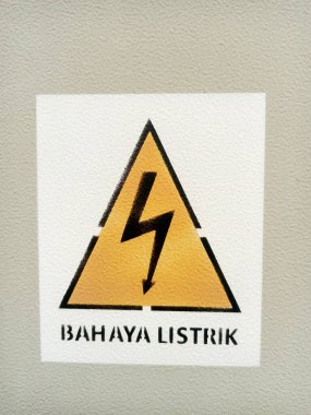 Transformatör demir tahtasındaki elektrik tehlike sembolü