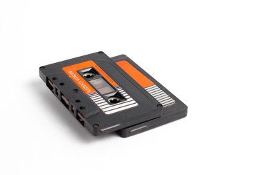 Beyaz arkaplanda izole edilmiş eski radyo kaseti