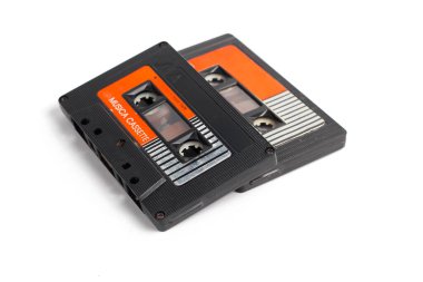 Beyaz arkaplanda izole edilmiş eski radyo kaseti