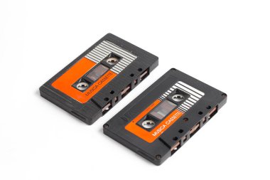 Beyaz arkaplanda izole edilmiş eski radyo kaseti