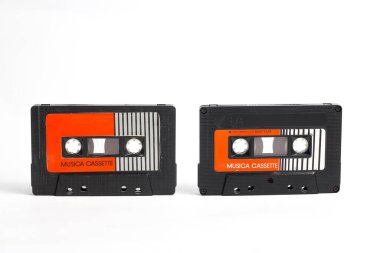 Beyaz arkaplanda izole edilmiş eski radyo kaseti