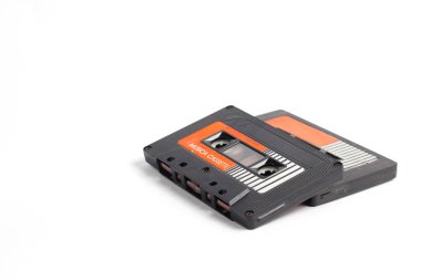 Beyaz arkaplanda izole edilmiş eski radyo kaseti