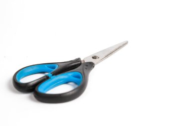 Beyaz arkaplanda küçük makas izole