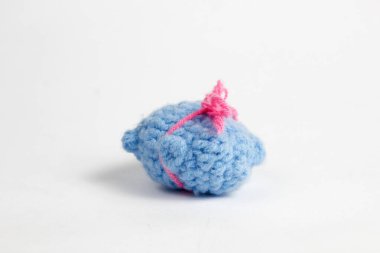 Yarı bitmiş panda oyuncağı beyaz arka planda izole edilmiş