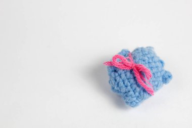 Yarı bitmiş panda oyuncağı beyaz arka planda izole edilmiş