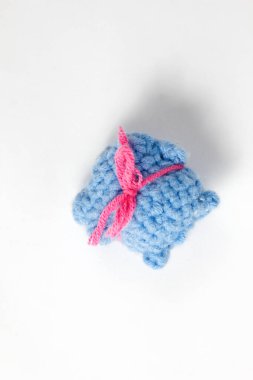 Yarı bitmiş panda oyuncağı beyaz arka planda izole edilmiş