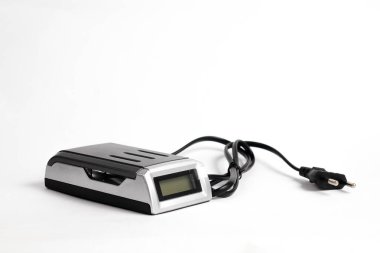 pil şarj edici AA siyah kablo bağlı izole beyaz arkaplan.