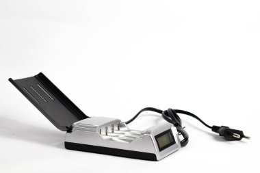 pil şarj edici AA siyah kablo bağlı izole beyaz arkaplan.