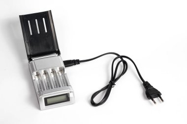 pil şarj edici AA siyah kablo bağlı izole beyaz arkaplan.